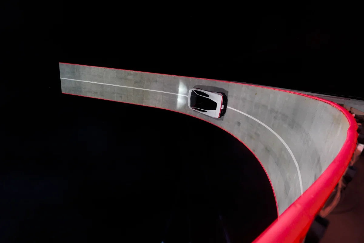 特斯拉衝破一般道路的框架，Roadster 帶你飛